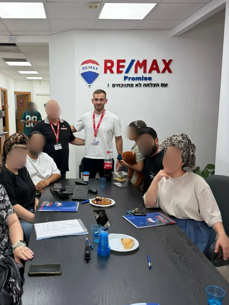 לקוחות במשרד לאחר עסקה